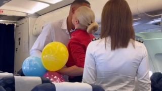 Блондинка разцелува звезда на Лудогорец в самолета ВИДЕО