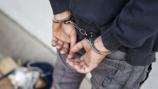 Баща преби детето си, арестуваха го на летището