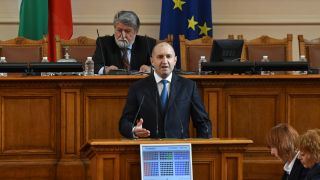 Наш отбор затрупа президента Румен Радев с подаръци СНИМКИ