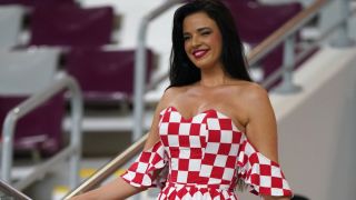 Най-горещата фенка в Катар се разбрала с властите ВИДЕО 18+