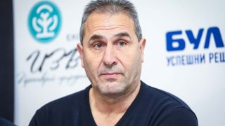 Херо посочи вратата на чужденец