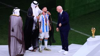 Оказаха голяма чест на Меси с подарената от емира дреха