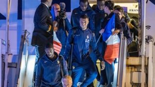 Хиляди посрещнаха "петлите" в Париж ВИДЕО
