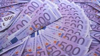 Банкер зарадва деца с няколко милиона евро