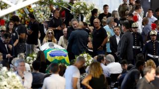 Над 230 хиляди души отдадоха последна почит на Пеле