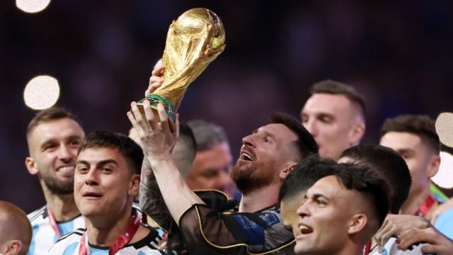 Шок! ФИФА остави Аржентина да празнува с фалшива световна купа СНИМКИ