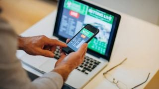 Продължава да печели пари след смъртта си и радва бедните 