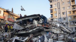 Млад футболист шокира как е оцелял в руините 94 часа, не заспивал и ял СНИМКИ