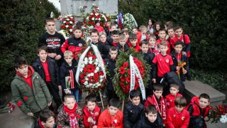 Фенове на ЦСКА поднесоха венци и цветя на паметника на Апостола