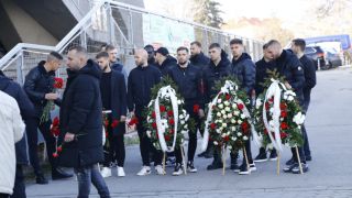 Тъжна гледка на погребението на Петър Жеков СНИМКИ