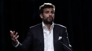 Изхвърлиха Пике и новата му като мръсни котета ВИДЕО