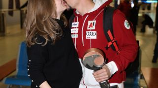 Алберт посрещнат от бременната си половинка СНИМКИ