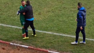 Екшън: Футболист атакува треньор във Втора лига ВИДЕО