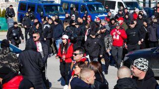 В Бистрица е горещо: Стотици цесекари извън стадиона СНИМКИ