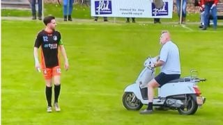 Фермер нахлу бесен на мач, причината е шокираща ВИДЕО