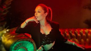 Мика с главна роля в чалга клип, появи се по... СНИМКИ 18+