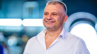 Помните ли го? Скоро навършва 46 г., а се гласи отново да играе