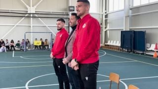 Футболисти на ЦСКА зарадваха деца ВИДЕО