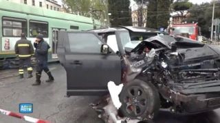 Tрамвай помете известен футболист и съсипа кола за 100 бона ВИДЕО