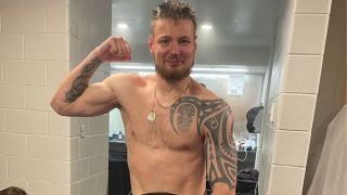 Скандал с известен спортист! Измъкнаха мъртвопияна жена от стаята му