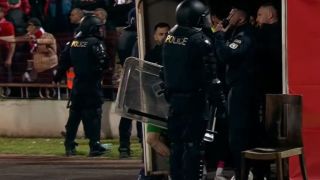 Ново прекъсване на дербито след атака по Десподов на "Армията" ВИДЕО
