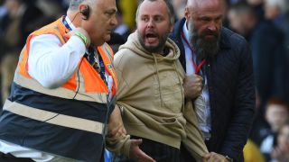 Грозни сцени във Висшата лига: Фен нахлу на терена и нападна мениджър ВИДЕО