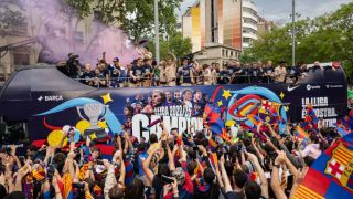 Барса отпразнува титлата с парад ВИДЕО