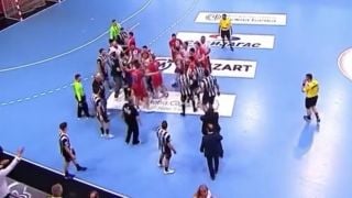 Грозни сцени! Полетяха юмруци и ритници, стана страшно за секунди ВИДЕО