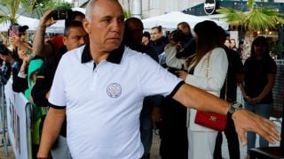 Стоичков се прибра у нас и подлуди стотици, пороят не ги спря СНИМКИ