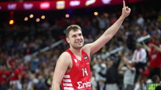 Везенков с нов силен мач за Олимпиакос по пътя към финал