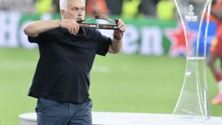 Moуриньо излезе от кожата си, захвърли медала, вилнее на паркинг ВИДЕО