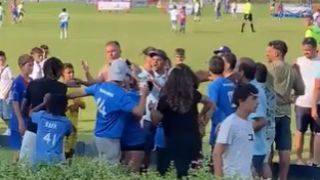 Ужасяващи сцени! Баща вилнее с нож на мач с деца ВИДЕО