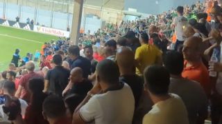 Грозни сцени прекъснаха мач с българин в Европа ВИДЕО