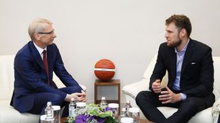 Везенков се срещна с премиера и му подари нещо много ценно
