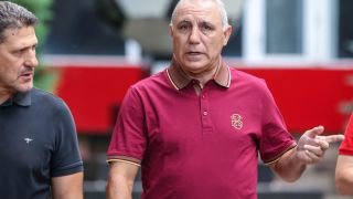 Стоичков се появи на мач у нас, кефи се на бой по Левски СНИМКИ