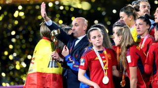 ФИФА погна футболен бос заради целувка по устата