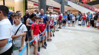 Лудница при появата на Стенли в столичен мол СНИМКИ