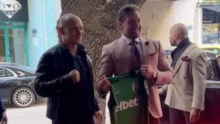 Мегазвездата Конър Макгрегър позира с фланелка на Лудогорец ВИДЕО