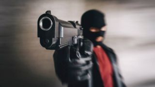 Ужас! Обирджии наскачаха с пистолети срещу известен футболен шеф ВИДЕО 18+