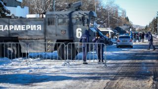 Почерня от полиция пред БФС, водните оръдия също на пост ВИДЕО/СНИМКИ