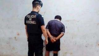 Шокиращи сцени! Съдия намушка футболист с нож ВИДЕО 18+