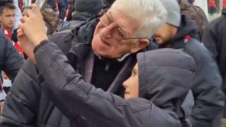 Джони Велинов радва цесекарите ВИДЕО