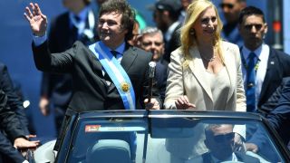 Набеден, че спи със сестра си и мразещ Марадона стана президент на Аржентина