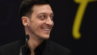 Йозил се подигра на Ди Каприо заради Арсенал 