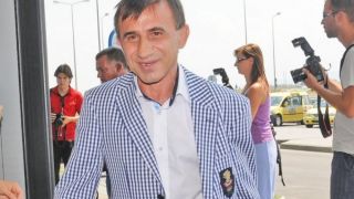 Братан Ценов става на 60