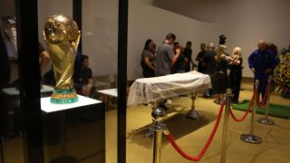 Фенове и играчи се сбогуваха с един от най-великите