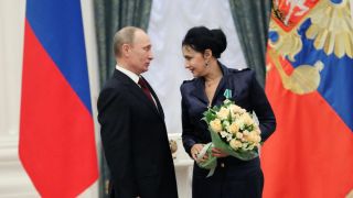 Известна у нас любимка на Путин избухна след огромен секс скандал