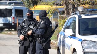 Зрелищни арести в Пловдивско, задържаха полицай