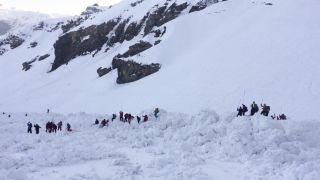 Страховита гледка! Лавина помете скиор, той сам засне всичко ВИДЕО