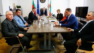 Ще приключат ли драмите? Врагове седнаха на една маса ВИДЕО
